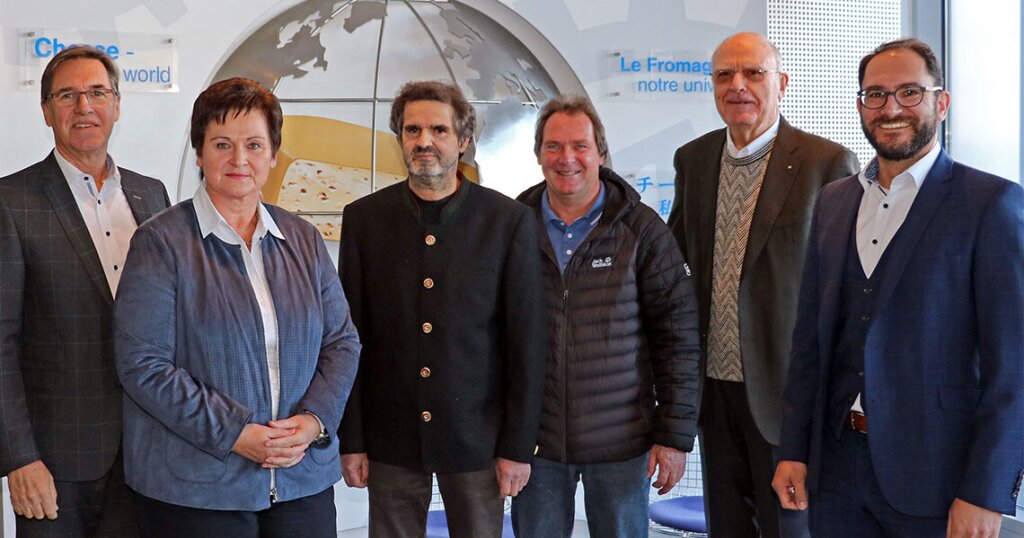 Senior-Chef Gottfried Hain und Gisbert Strohn ehren langjährige Mitarbeiter.