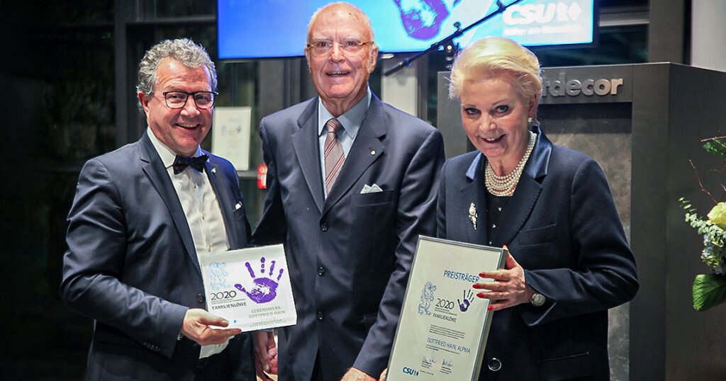 Oberbürgermeisterin Gabriele Bauer übergibt den Sonderpreis Lebenswerk an Gottfried Hain.